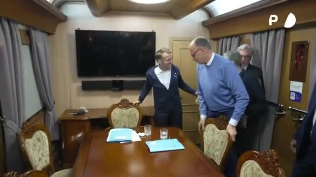 Video of Macron Hiding What Appears to Be a Plastic Pouch with White Powder When Press Is Invited in Meeting