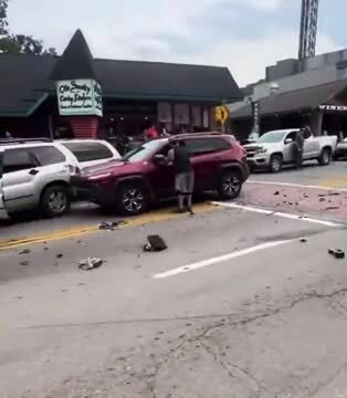 Video of Multiple Vehicle Crash in Gatlinburg, Tennessee :: Grabien News